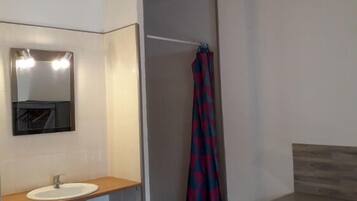 Single Room, 1 Single Bed, Non Smoking | Bathroom | Shower, towels