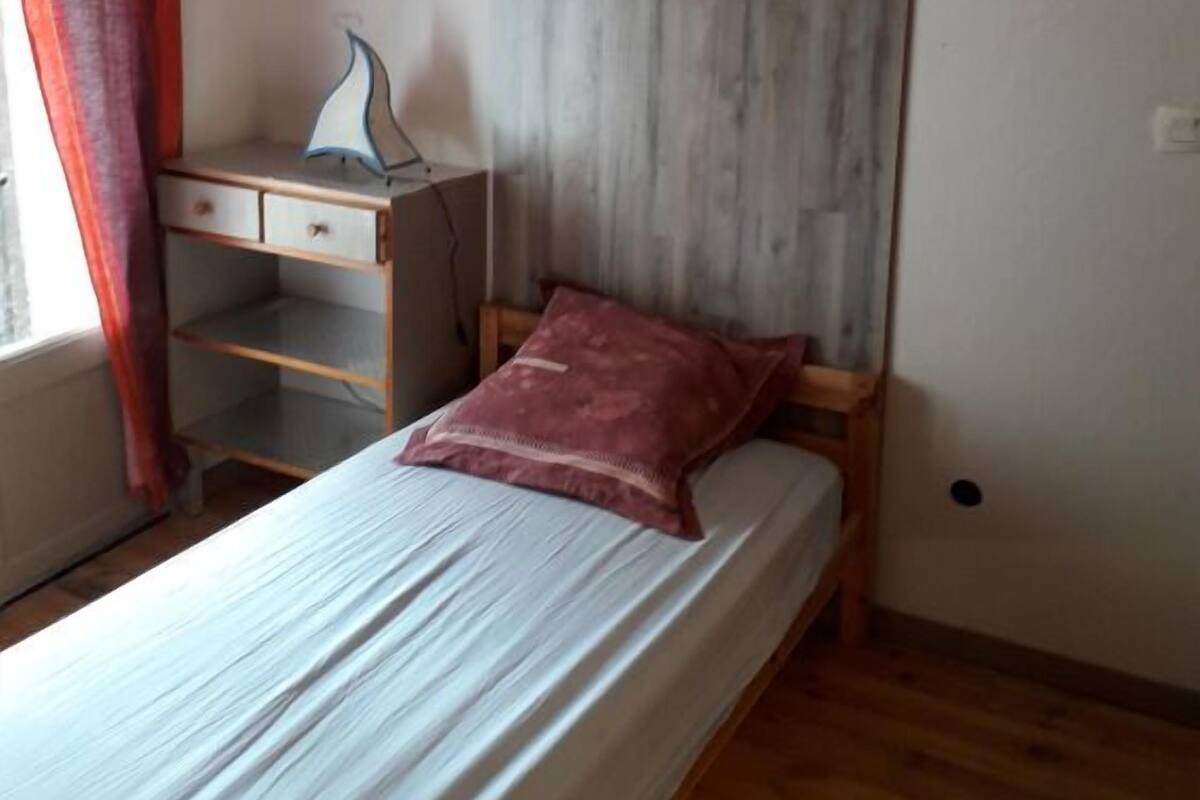Single Room, 1 Twin Bed, Non Smoking | Individually decorated, individually furnished, bed sheets