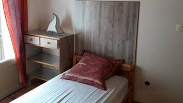 Single Room, 1 Single Bed, Non Smoking | Individually decorated, individually furnished, bed sheets