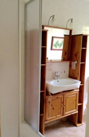 Shower, towels - Thüringer Hof (Heringen)