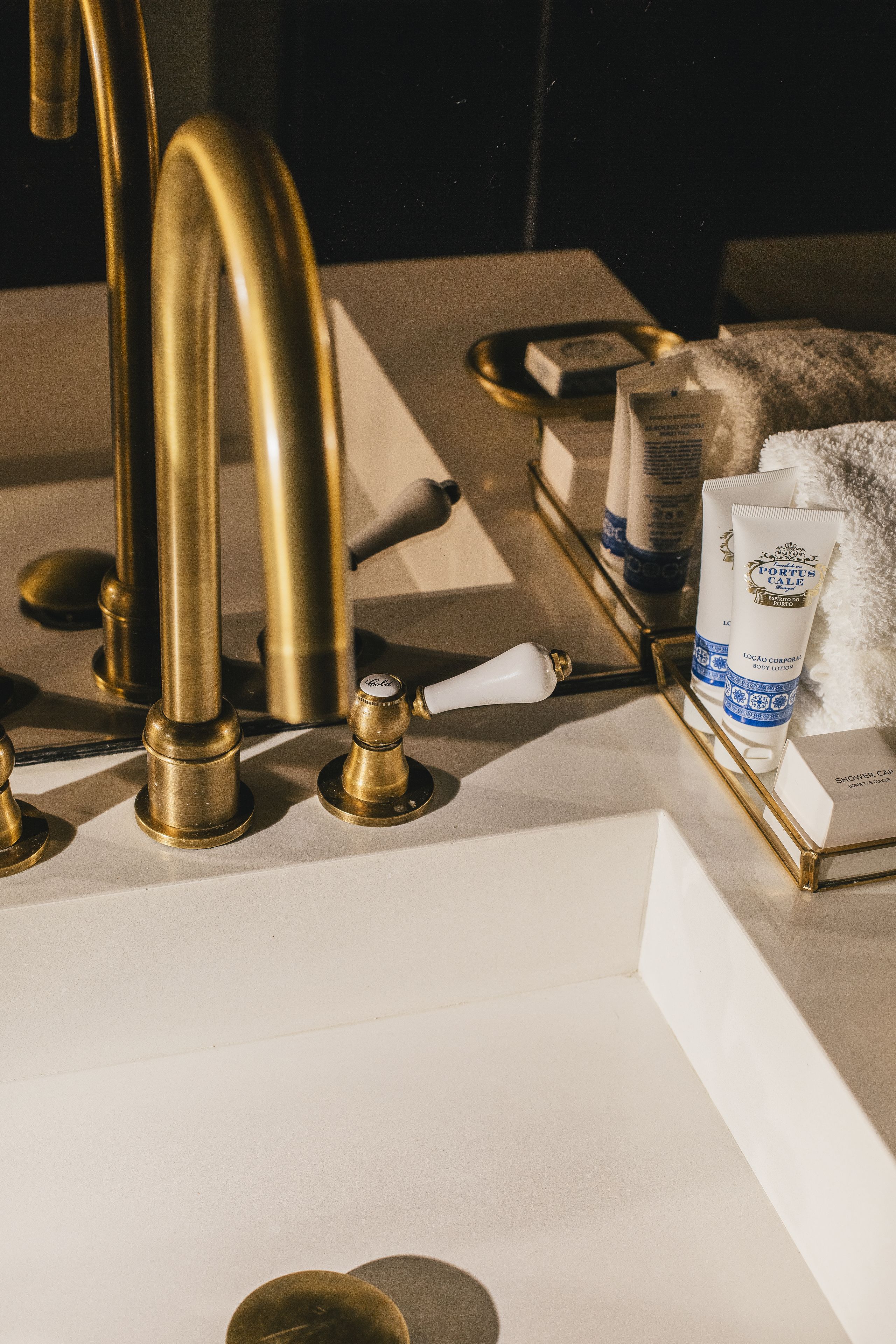 deluxe double room, bathtub | bathroom | eco-friendly toiletries, hair dryer, bathrobes, slippers