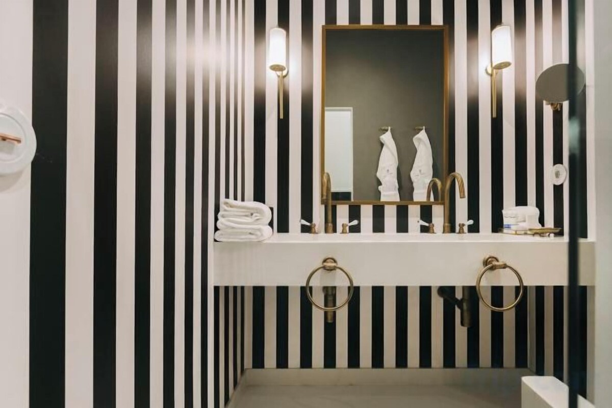 Bathroom | Free toiletries, hair dryer, bathrobes, slippers