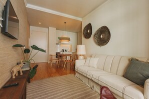 Superior Apartment, 1 Bedroom (Rua das Flores nº 56-64) | Ruang tamu | 32 cm televisyen skrin rata dengan digital, TV, buku-buku