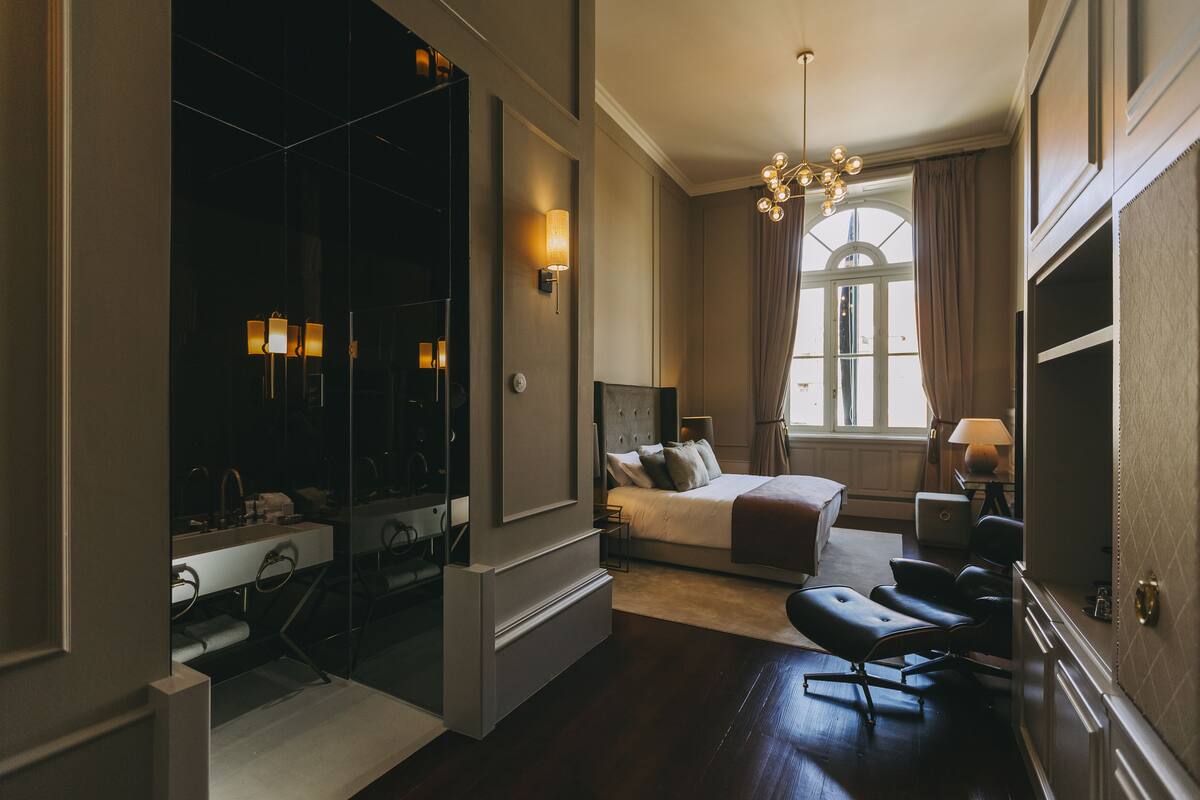 Kahden hengen deluxe-huone | Ylelliset vuodevaatteet, memory foam -patjalliset sängyt, pimennysverhot