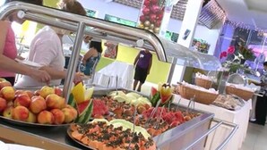 A buffet with various fruits and food items. - Golden Dolphin Grand Hotel - Mondial (Caldas Novas)