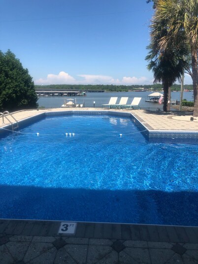 Luxury Lake House, Pool, Hot tub, Dock, Beach, Game room ,Boat Rental available 
