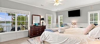 Luxury Lake House, Pool, Hot tub, Dock, Beach, Game room, Boat Rental available