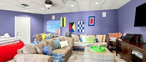 Smart TV, chimenea, futbolito y tenis de mesa