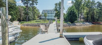 Luxury Lake House, Pool, Hot tub, Dock, Beach, Game room ,Boat Rental available 