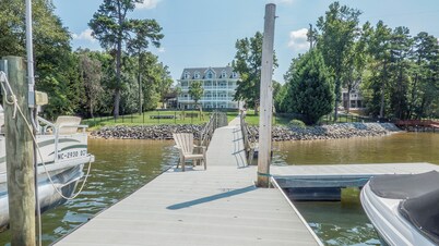 Luxury Lake House, Pool, Hot tub, Dock, Beach, Game room ,Boat Rental available 