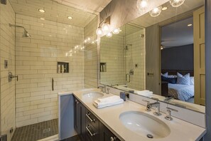 Combined shower/tub, hair dryer, towels