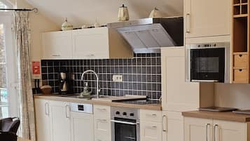 Casa de campo clásica (Royal Blue) | Cocina privada | Refrigerador con congelador, microondas, horno y parrilla de estufa