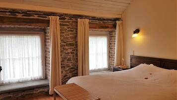 Classic Cottage (Royal Blue) | 2 bedrooms, premium bedding, individually decorated