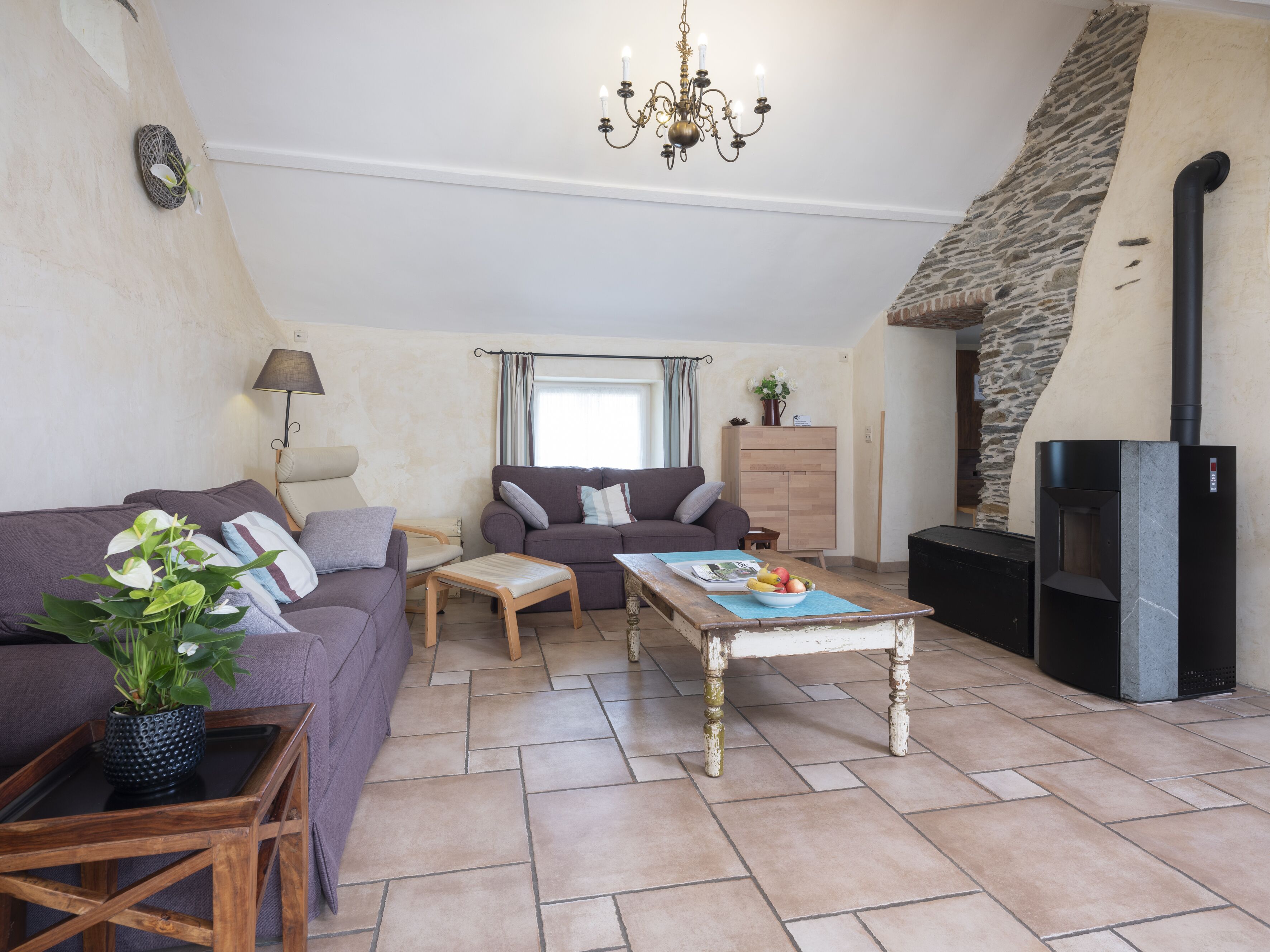 Cottage Classique (Royal Blue) | Coin séjour | Télévision à écran plat, cheminée, lecteur de DVD, station d'accueil MP3