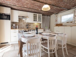Classic Cottage (Indigo) | Private kitchenette