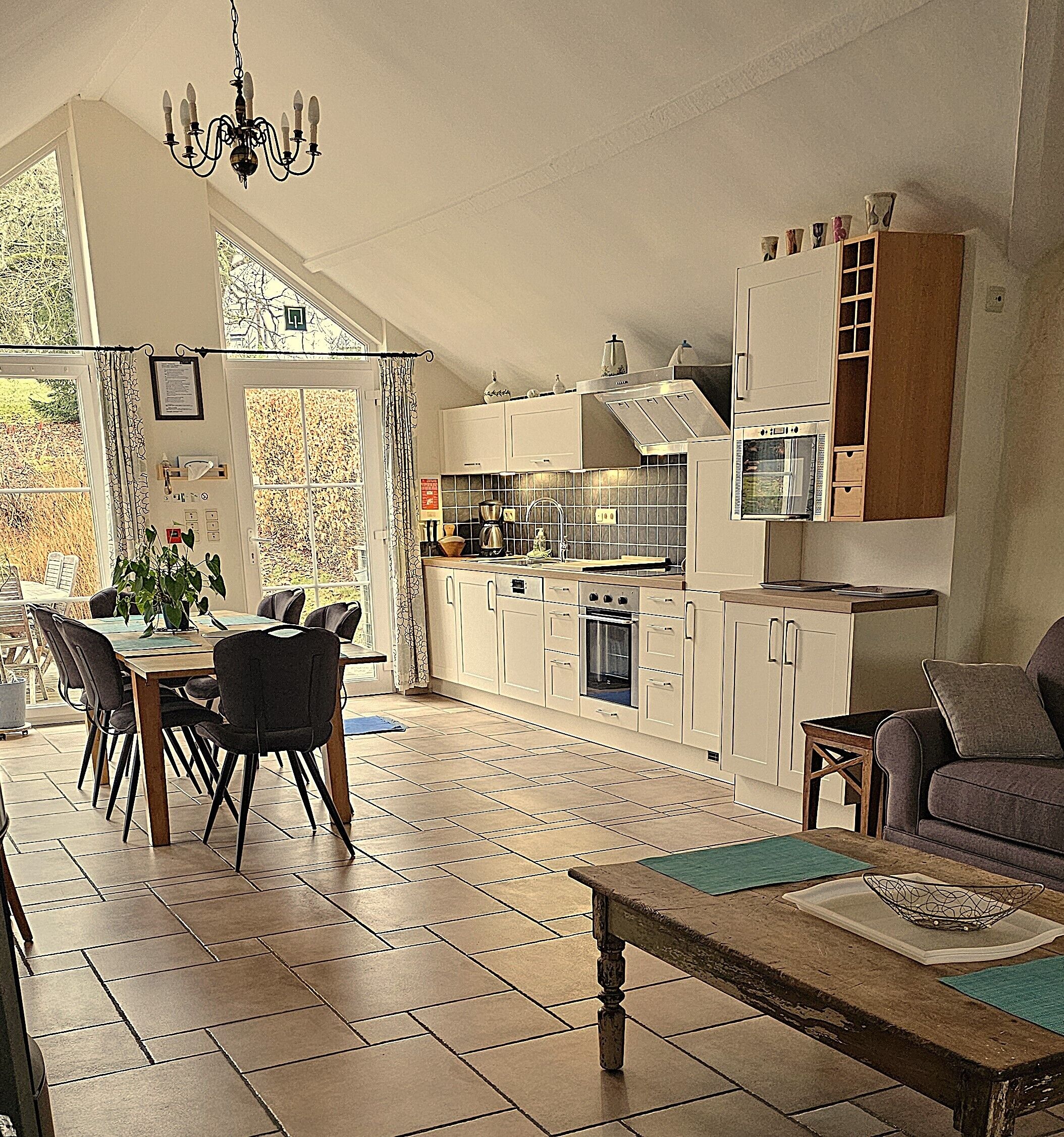 Cottage Classique (Royal Blue) | Coin séjour | Télévision à écran plat, cheminée, lecteur de DVD, station d'accueil MP3