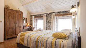 Classic Cottage (Royal Blue) | 2 bedrooms, premium bedding, individually decorated