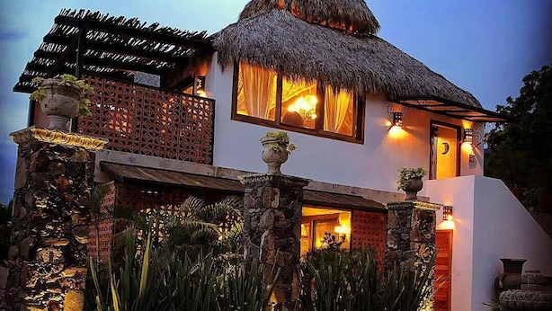 Fachada de la propiedad por la tarde o noche