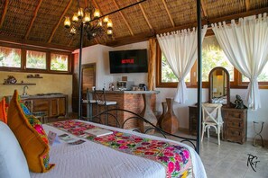 Premium bedding, memory-foam beds, minibar, in-room safe - Casa Miura (Ajijic)