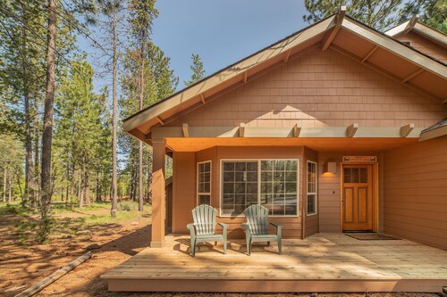 Exceptional Home Near  Village / Hot Tub / AC / SHARC / WiFi / Bikes