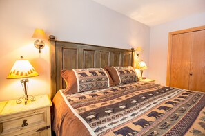 6 bedrooms, iron/ironing board, free WiFi, bed sheets - Exceptional Home Near SR Village / Best Rates / Hot Tub / SHARC / AC / Wi Fi (Sunriver)