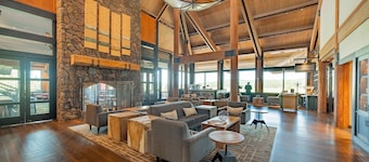 Exceptional Home Near Village / Best Rates / Sleeps 14 / AC / Hot Tub / SHARC