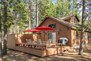 Outdoor dining - Exceptional Home Near SR Village / Best Rates / Hot Tub / SHARC / AC / Wi Fi (Sunriver)