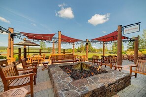 Outdoor dining - Exceptional Home Near SR Village / Best Rates / Hot Tub / SHARC / AC / Wi Fi (Sunriver)