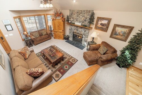 Exceptional Home Near SR Village / Hot Tub / SHARC Passes / AC / Wi Fi / Bikes