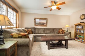 Smart TV, chimenea, videojuegos y reproductor de DVD 