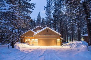 Exterior - Exceptional Home Near SR Village / Best Rates / Hot Tub / SHARC / AC / Wi Fi (Sunriver)