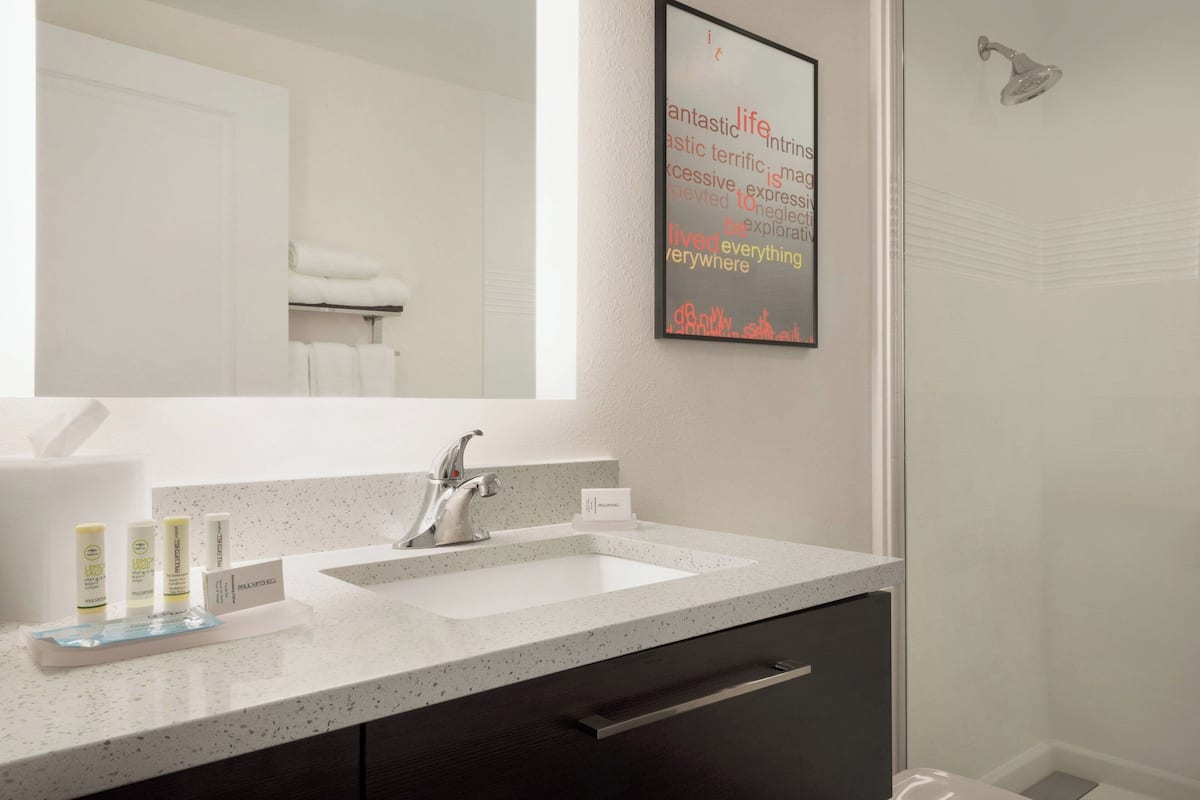 rainfall showerhead, free toiletries, hair dryer, towels