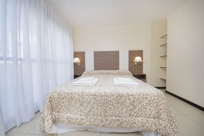 Tabla de planchar con plancha, wifi gratis y ropa de cama 