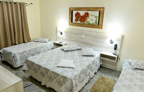 Kamar Quadruple Mewah | Minibar, brankas, meja kerja, dan ruang kerja ramah laptop