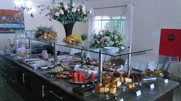 Café da manhã com buffet grátis durante a semana