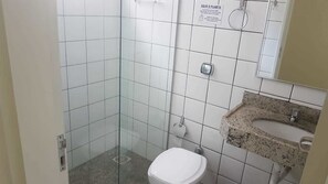 Shower, perlengkapan mandi gratis, pengering rambut, dan handuk