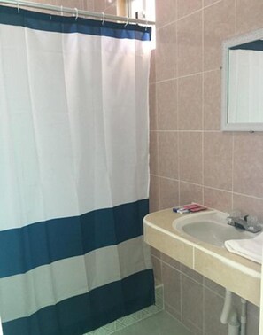 ฝักบัว, เรนชาวเวอร์, ของใช้ในห้องน้ำฟรี, ไดร์เป่าผม (มีให้บริการตามคำขอ)