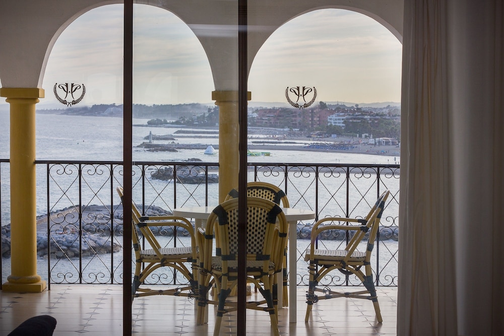 Park Plaza Suites Hotel by null