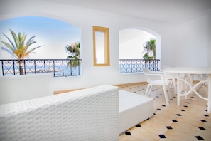 Premium bedding, in-room safe, desk, free cots/infant beds - Park Plaza Suites Apartamentos (Marbella)