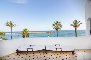 Premium bedding, in-room safe, desk, free cots/infant beds - Park Plaza Suites Apartamentos (Marbella)