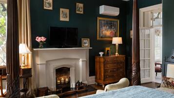 Neljän hengen deluxe-huone | Ylelliset vuodevaatteet, pillowtop-patjalliset sängyt