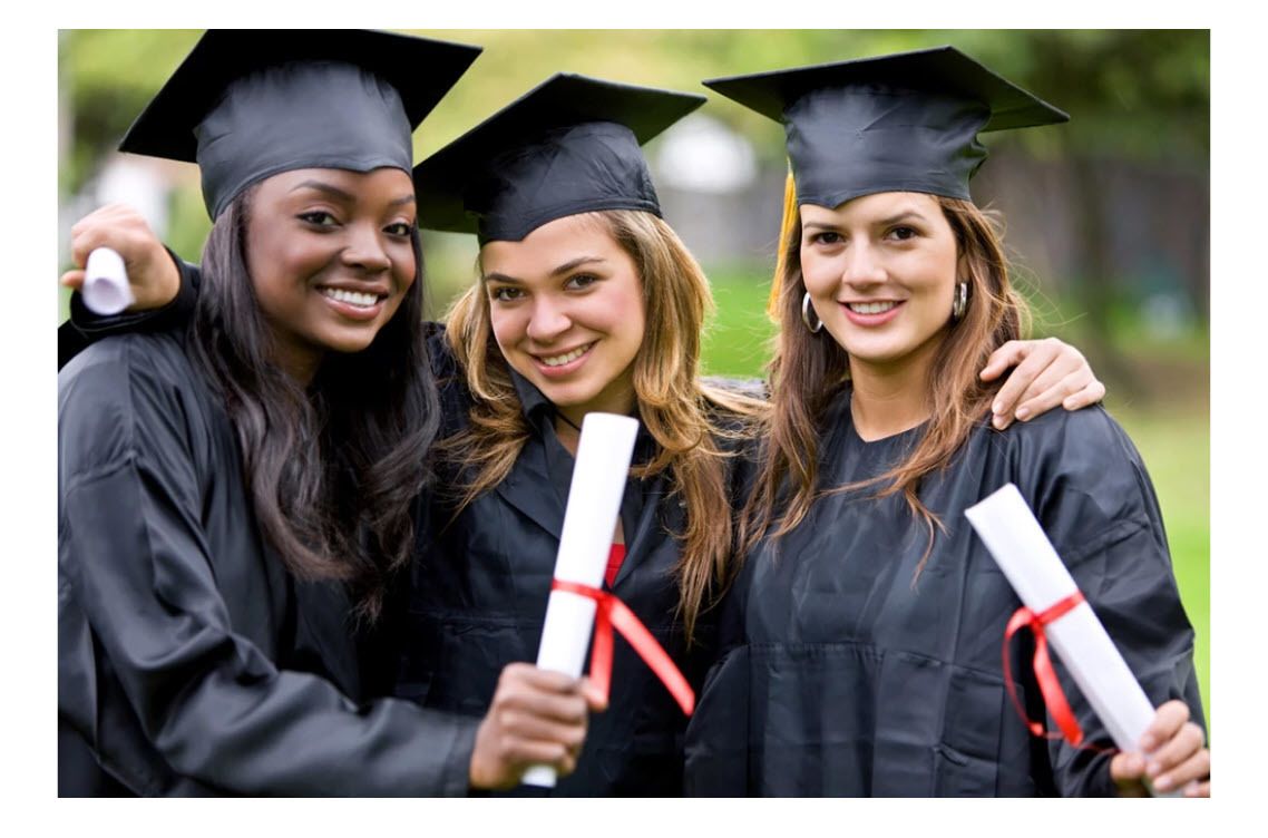 Tres personas con birretes y togas sostienen diplomas.