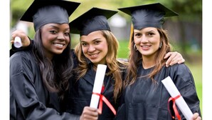 Três pessoas com vestes de formatura segurando diplomas.