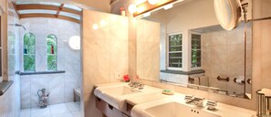 ลักซ์ชัวรี่วิลล่า, หลายเตียง, ปลอดบุหรี่, วิวทะเล | ห้องน้ำ | ฝักบัว, ของใช้ในห้องน้ำฟรี, ไดร์เป่าผม, โถสุขภัณฑ์แบบบิเดท์