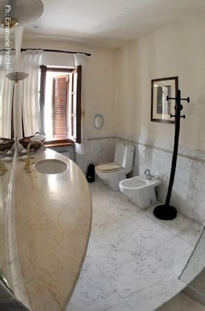 Double Room | Bathroom | Towels - B&B L'Arrocco (Carrara)