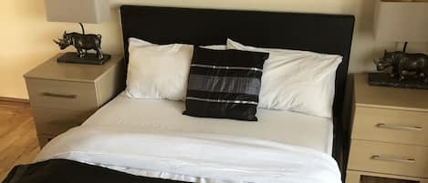 2 habitaciones, decoración personalizada y muebles diferentes