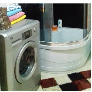 淋浴設備、免費梳洗用品、拖鞋、提供毛巾