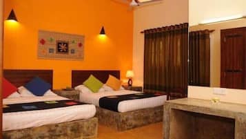 Family Room | 房內夾萬、熨斗/熨衫板、床單