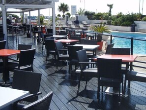 Outdoor dining - THE Cumberland (Bournemouth)