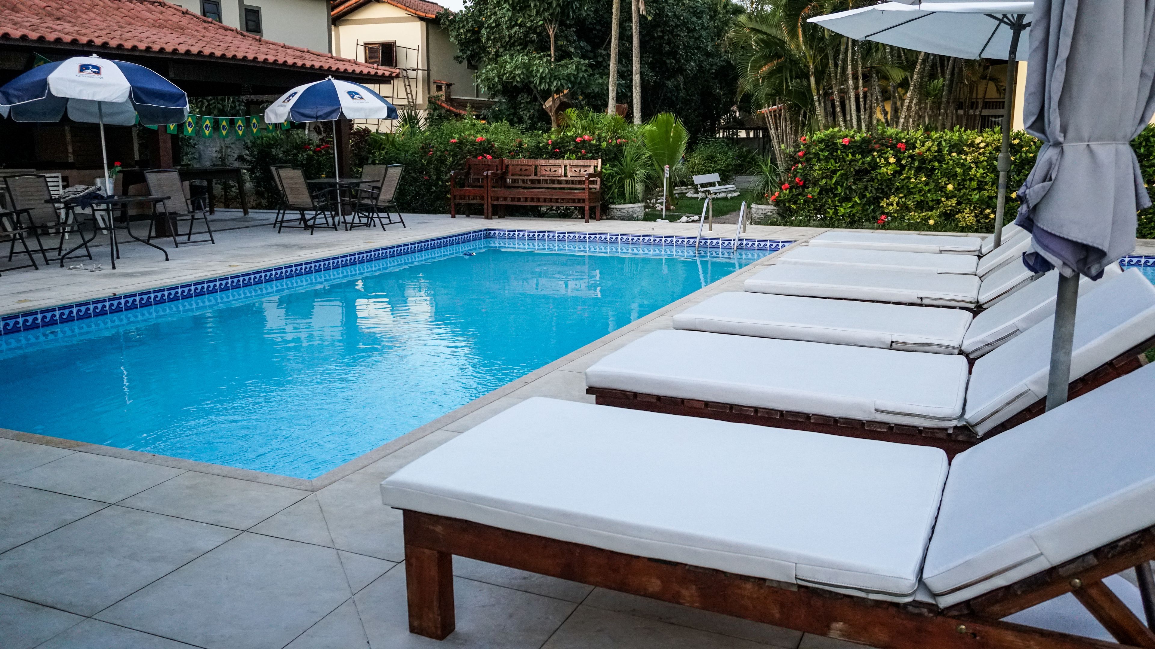 2 piscinas externas, espreguiçadeiras
